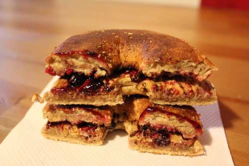 A-whole-wheat-bagel-with-jam-before-workout